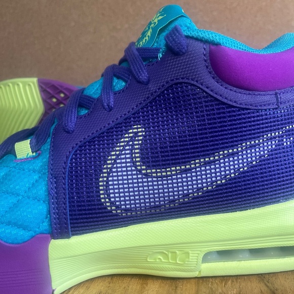 Nike 
Labron james 
Witness 8
Girls purple
NWOT - Picture 5 of 13